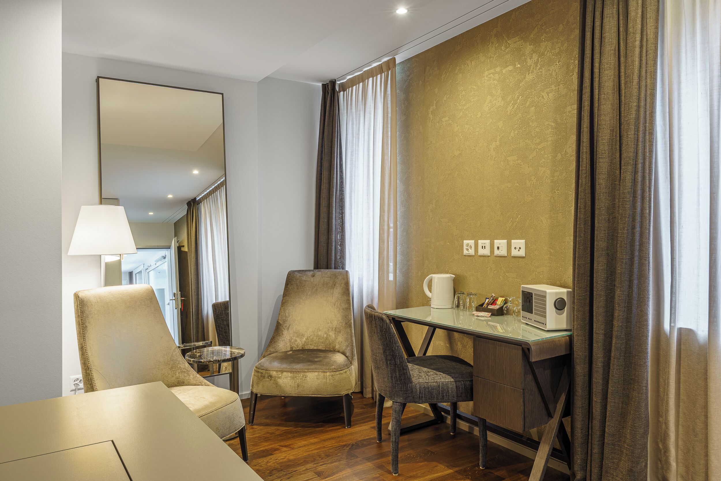 superior double room | 1 bedroom, in-room safe, individually decorated, individually furnished