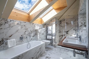 Premium Comfort Doppelzimmer mit Bergblick und Klimaanlage | Bathroom | Free toiletries, hair dryer, towels, soap
