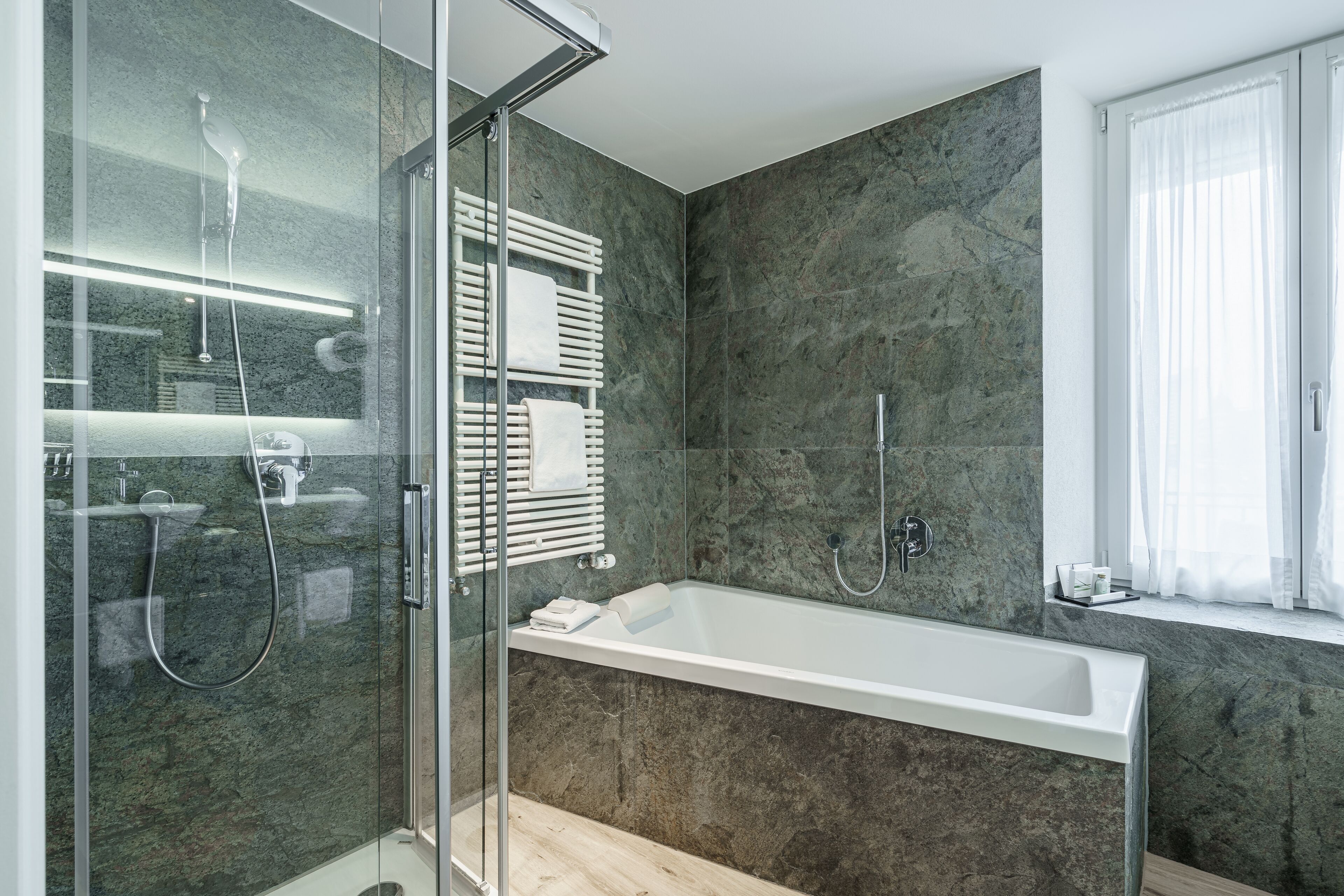 junior room | bathroom | free toiletries, hair dryer, towels