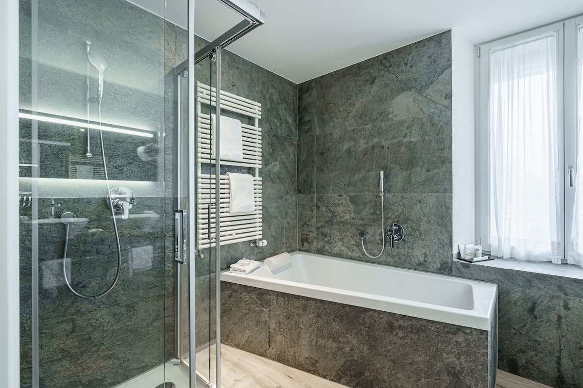 junior room | bathroom | free toiletries, hair dryer, towels