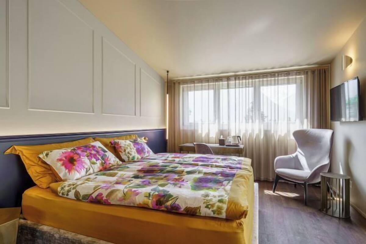 Hypo-allergenic bedding, in-room safe, desk, soundproofing
