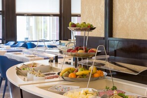 Café da manhã com buffet grátis todos os dias