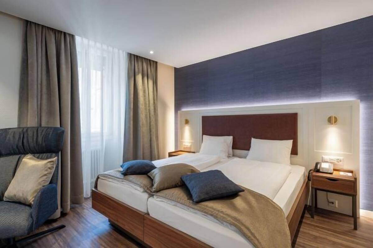 Hypo-allergenic bedding available, in-room safe, desk, soundproofing