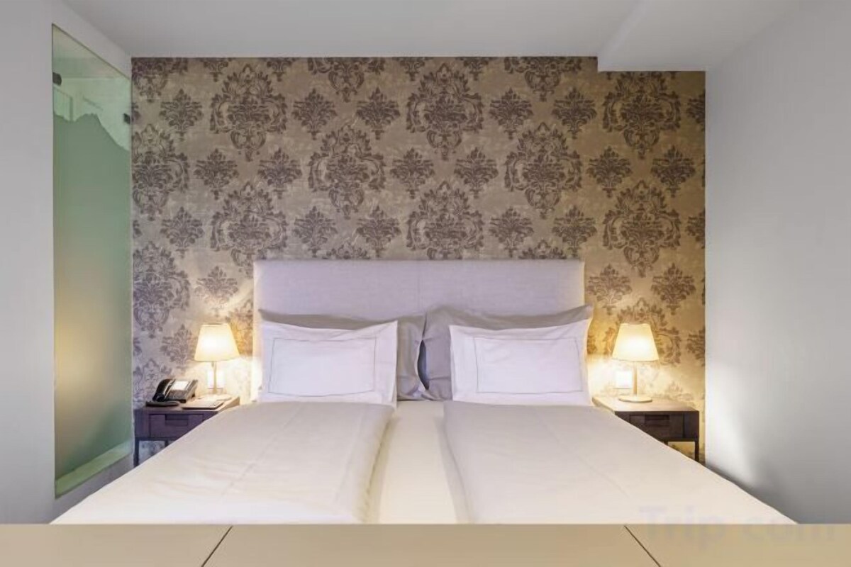 Hypo-allergenic bedding available, in-room safe, desk, soundproofing