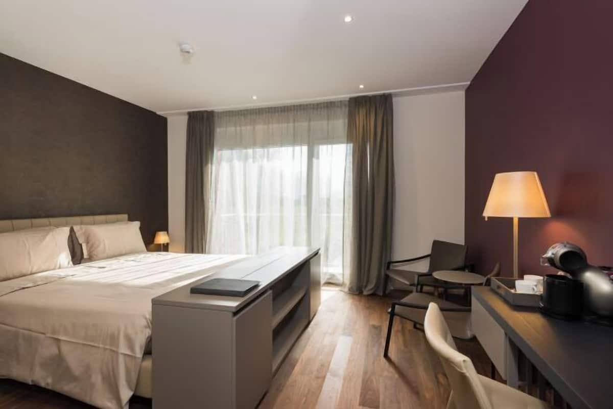1 Schlafzimmer, Zimmersafe, individuell dekoriert