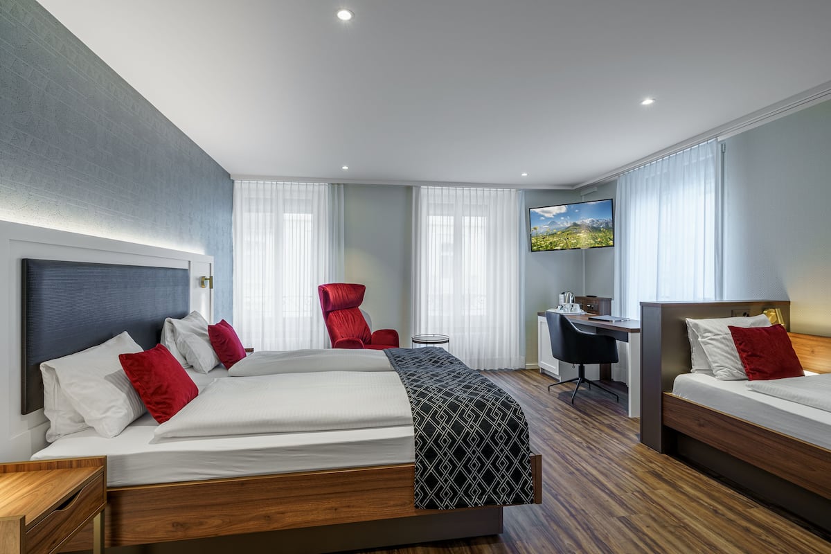 triple room | 1 bedroom, in-room safe, individually decorated, individually furnished