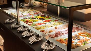 Un buffet proposant une variété de plats et d’ustensiles disposés sur le comptoir.