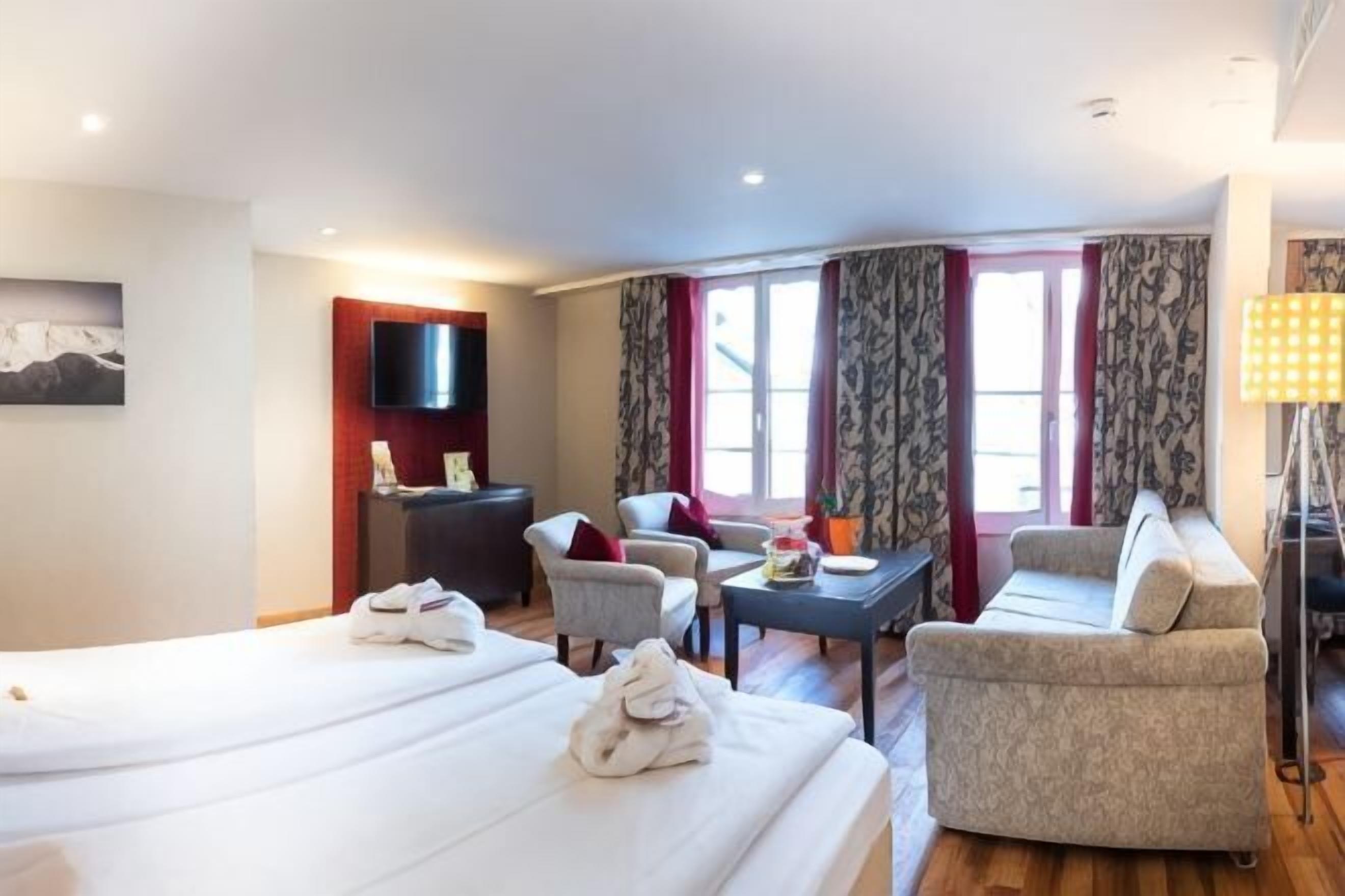 Hypo-allergenic bedding, in-room safe, blackout drapes, soundproofing