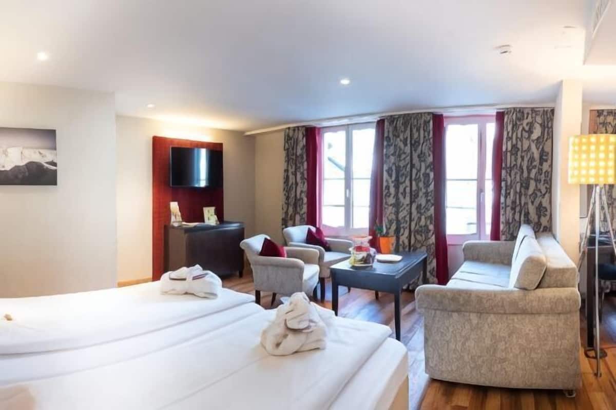 Roupas de cama antialérgicas, cofres nos quartos, cortinas blackout