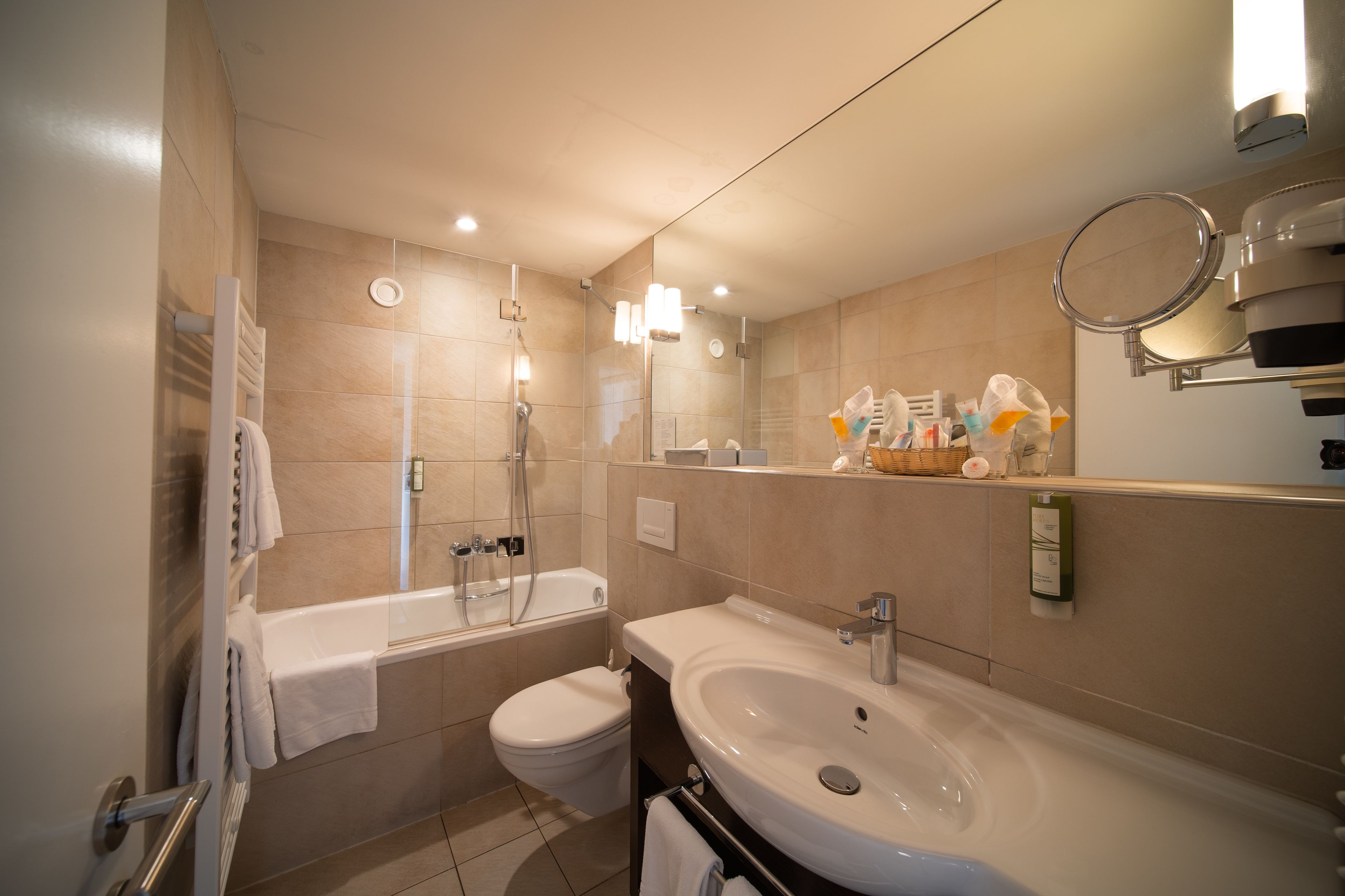 standard twin room | bathroom | combined shower/bathtub, free toiletries, hair dryer, slippers