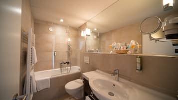 Une salle de bain moderne avec une baignoire, des toilettes et un lavabo.
