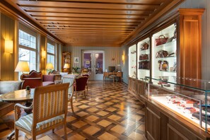 Lobby sitting area - Hotel Krebs (Interlaken)