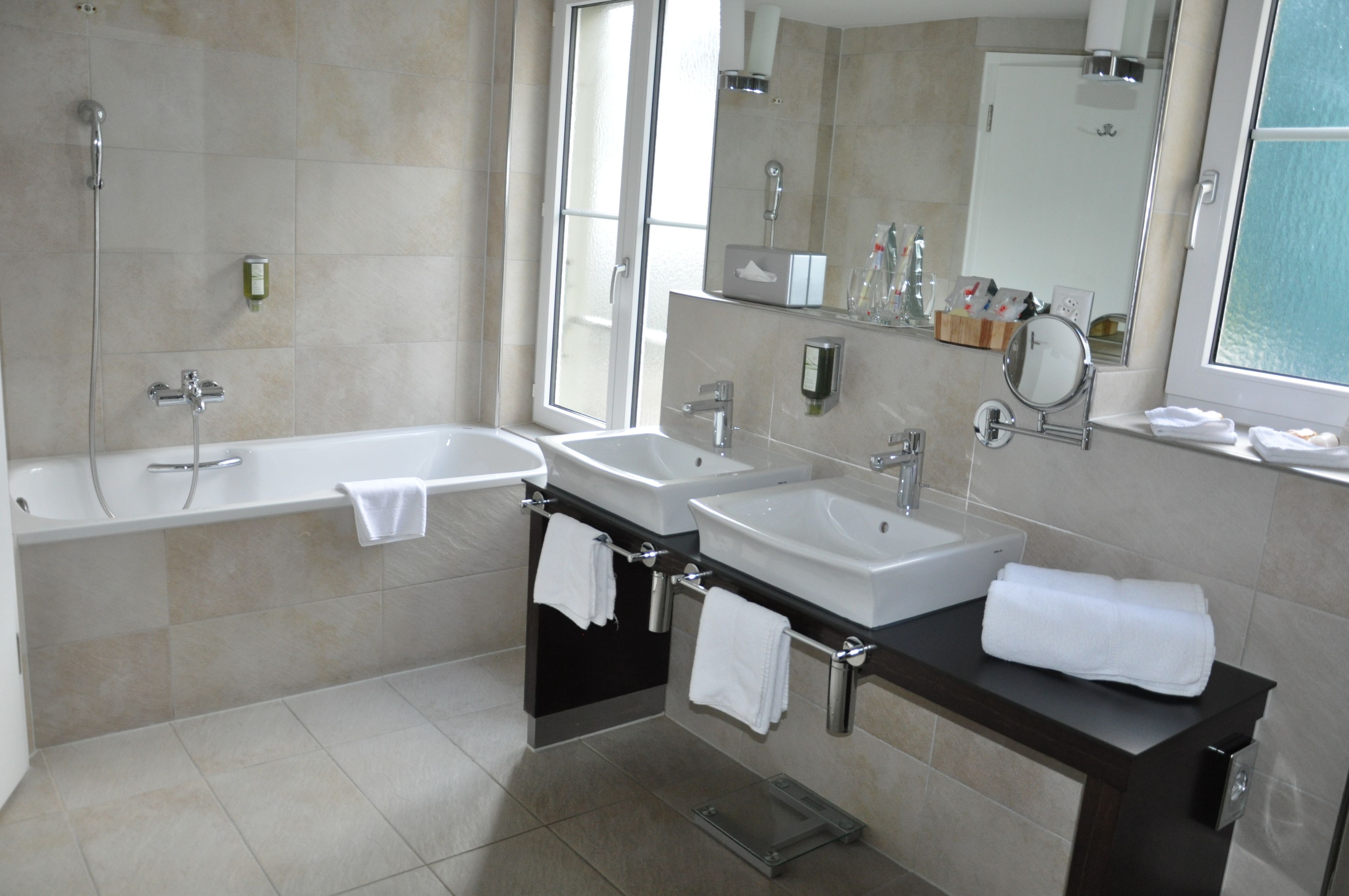 Junior Suite | Bathroom | Combined shower/tub, free toiletries, hair dryer, slippers