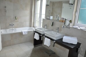 Junior Suite | Bathroom | Combined shower/bathtub, free toiletries, hair dryer, slippers - Hotel Krebs (Interlaken)