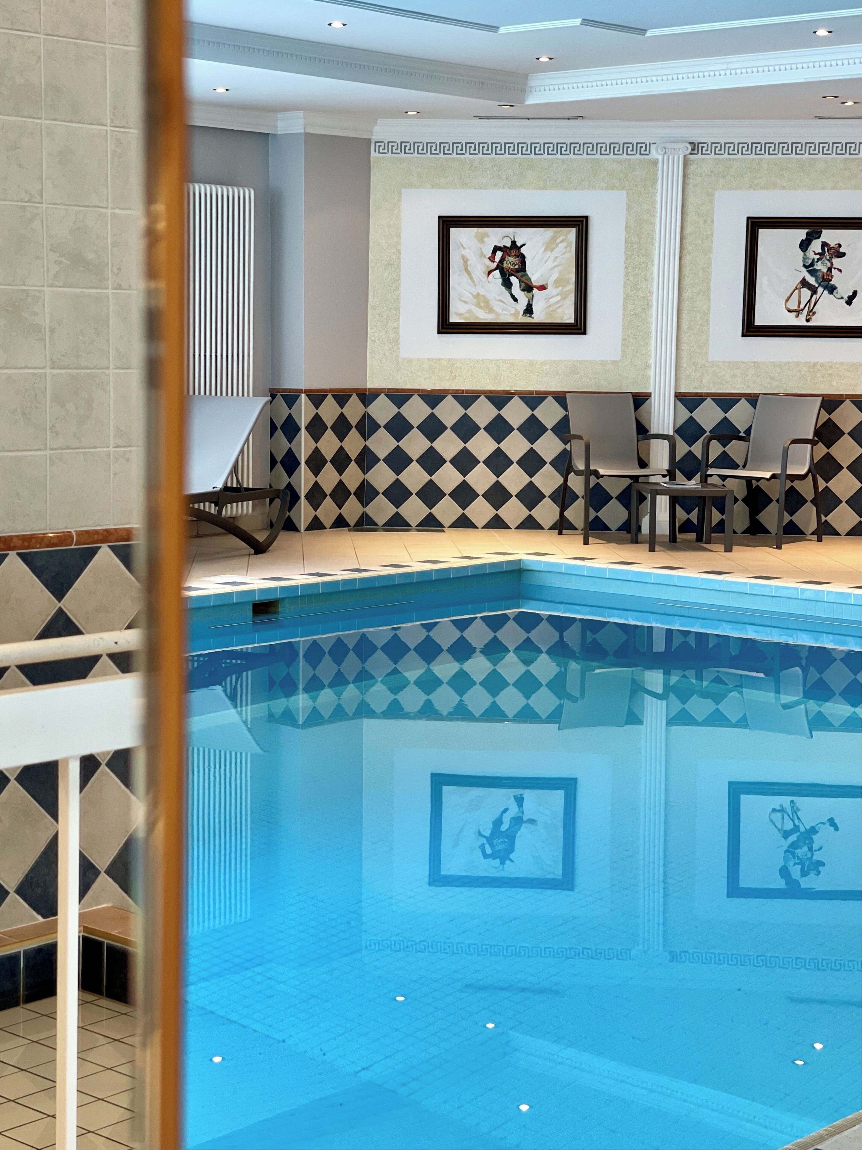 Piscina interna, espreguiçadeiras