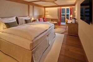 Deluxe Double Room | 1 bedroom, minibar, in-room safe, desk