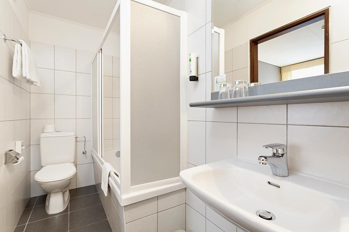 economy double room | bathroom | shower, hair dryer, towels