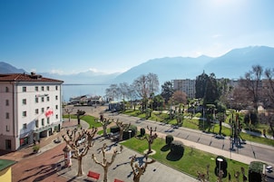 Un hotel con vistas a un lago y montañas.