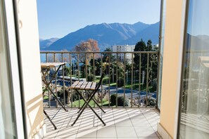 Chambre panoramique double, balcon, vue sur le lac | Balcon