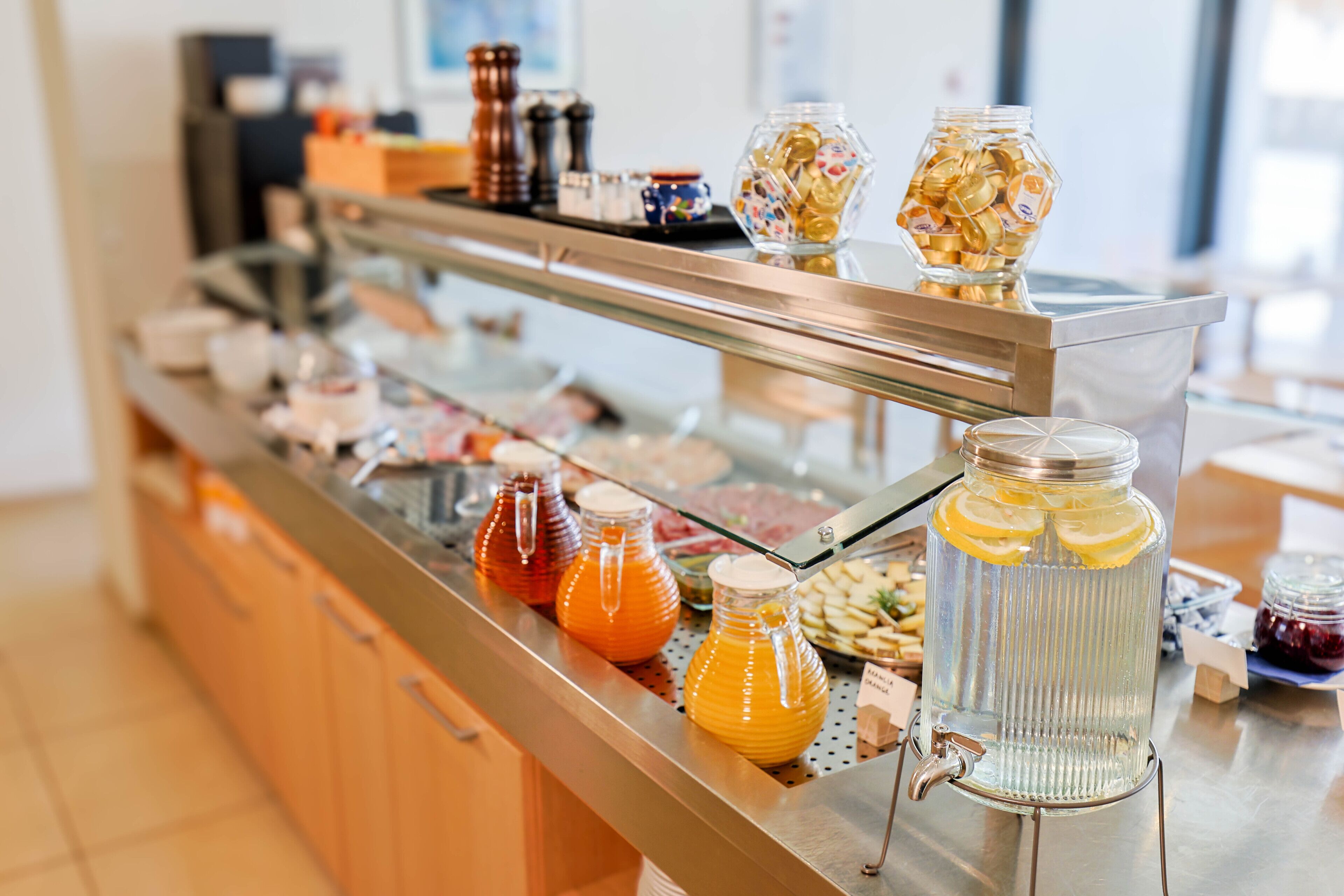 Daily buffet breakfast (CHF 14 per person)