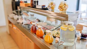 Dagelijks ontbijtbuffet (CHF 14 per persoon)