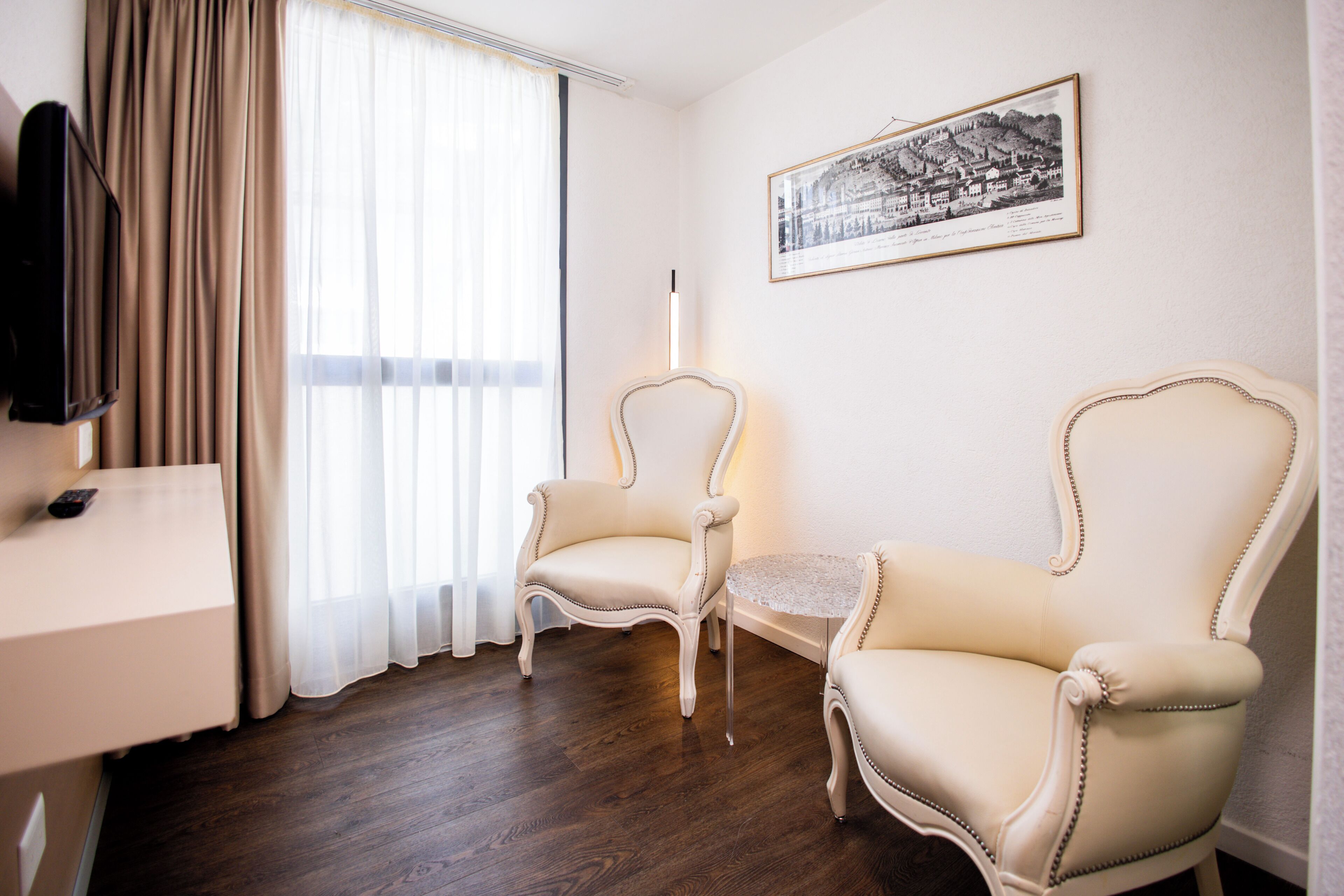 Junior Suite Top Floor, Balcony | 거실 공간 | 평면 TV