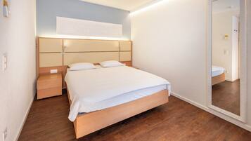 Queen Double Room | Minibar, caja fuerte, escritorio y tabla de planchar con plancha