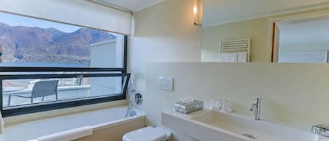 Un baño moderno con bañera, inodoro y lavamanos.