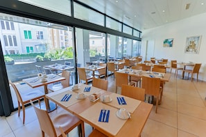 Daily buffet breakfast (CHF 14 per person)