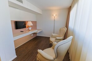 Junior Suite Top Floor, Balcony | 거실 공간 | 평면 TV