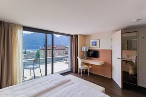 Panorama Double Room, Balcony | Minibar, in-room safe, desk, iron/ironing board (on request) - Hotel Muralto (Muralto)