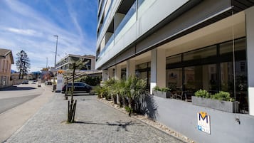 Parking sans voiturier (18 CHF par nuit)