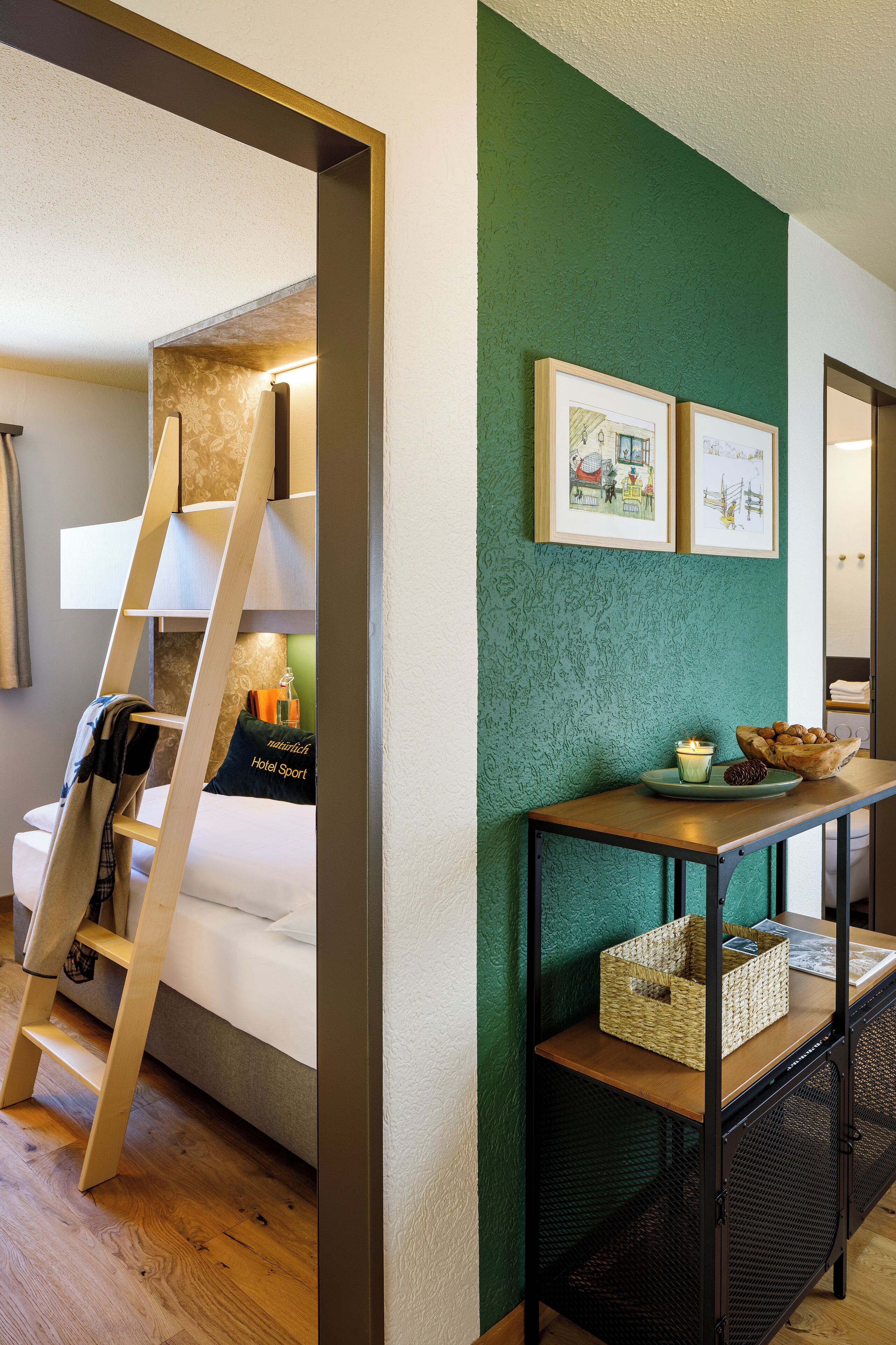 Apartamento standard, 2 quartos | Frigobar, cofres nos quartos, escrivaninha, cortinas blackout