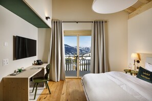 Superior Double Room | 1 bedroom, minibar, in-room safe, desk