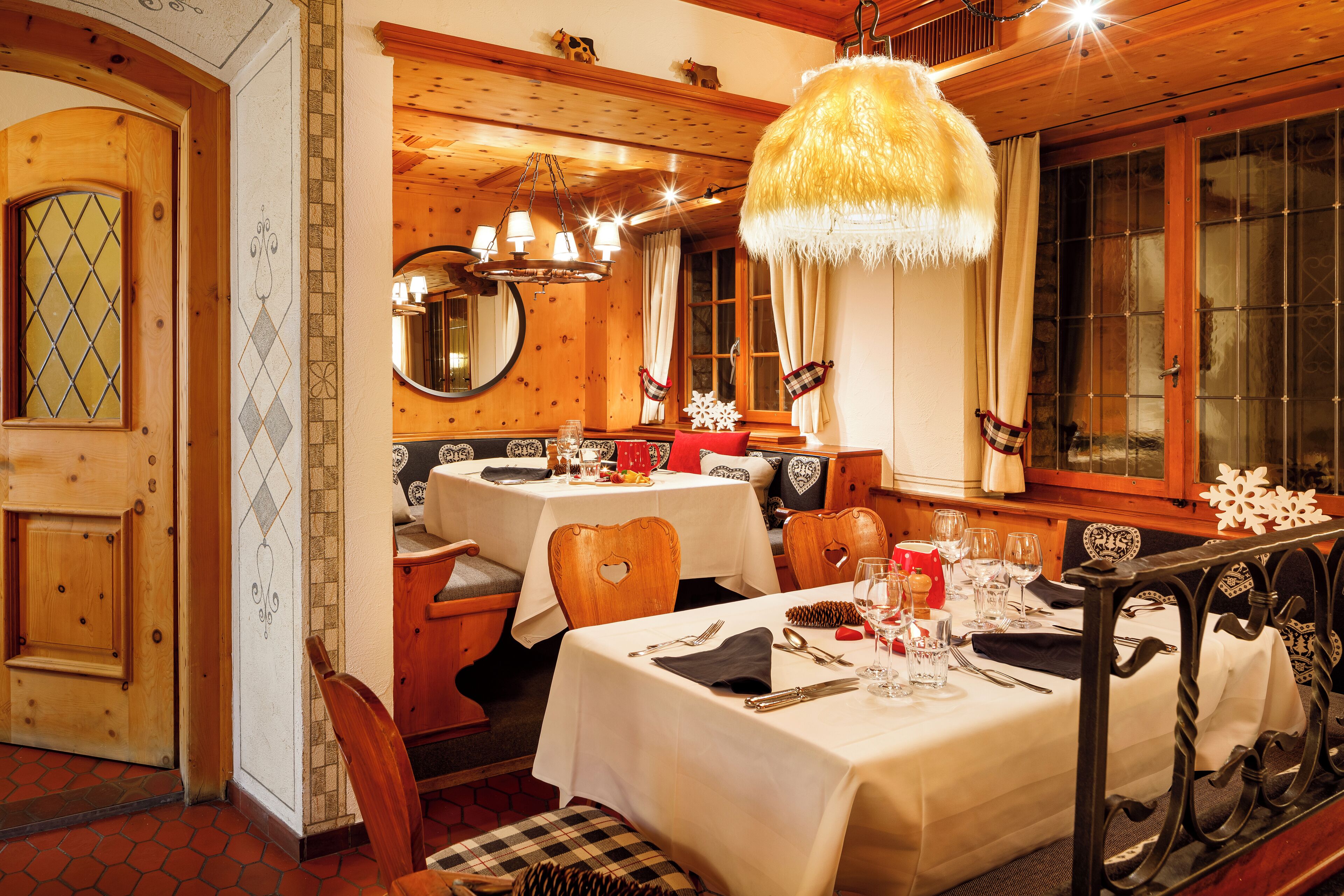 2 restaurants, breakfast served