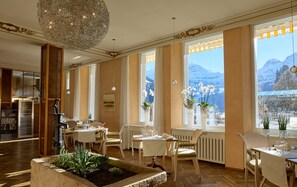 3 restaurantes; se sirven almuerzos, cenas y cocina regional 