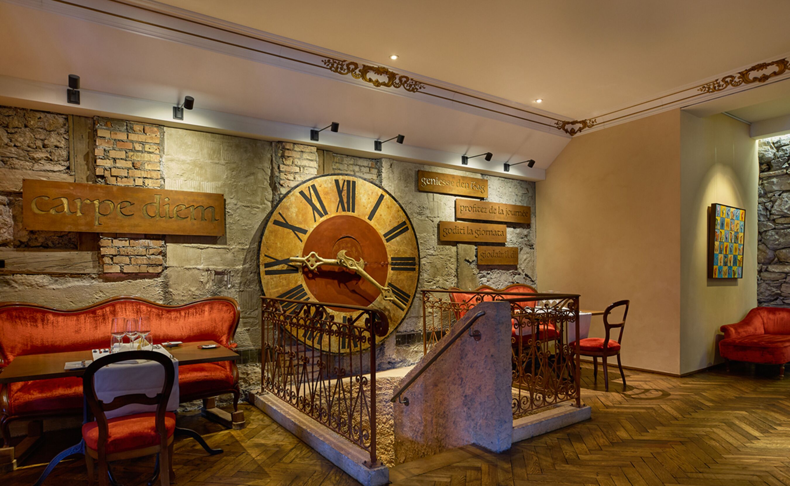 Un restaurant chaleureux, doté d’une grande horloge murale, de meubles en bois et d’éléments décoratifs en pierre.