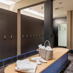 Salas de tratamiento para parejas, un sauna, una bañera de hidromasaje