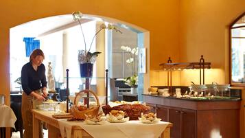 TĂ€gliches inbegriffenes FrĂŒhstĂŒcksbuffet