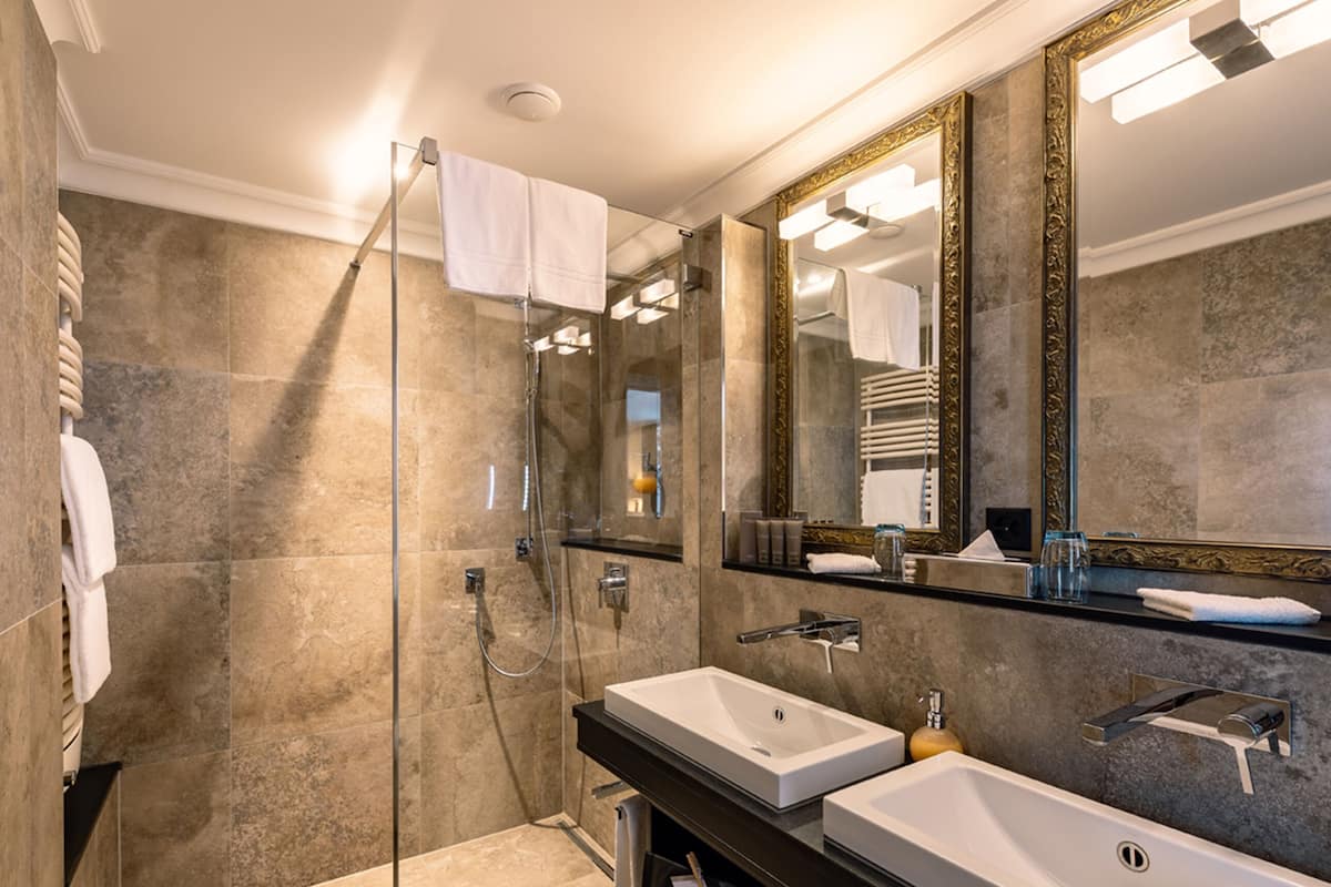 cosy plus double room | bathroom amenities | shower, free toiletries, hair dryer, bathrobes