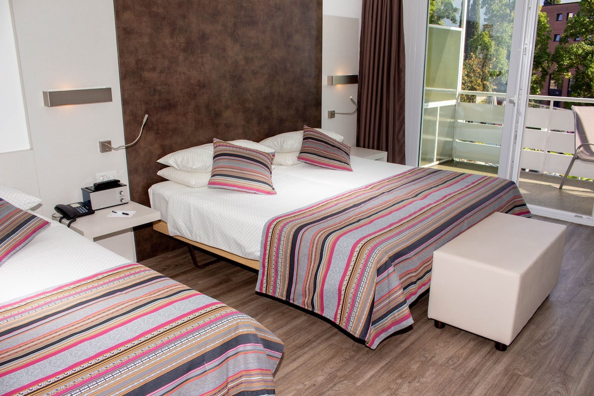 Kamar Triple, balkon | Minibar, meja kerja, tirai kedap cahaya, dan Wi-Fi gratis