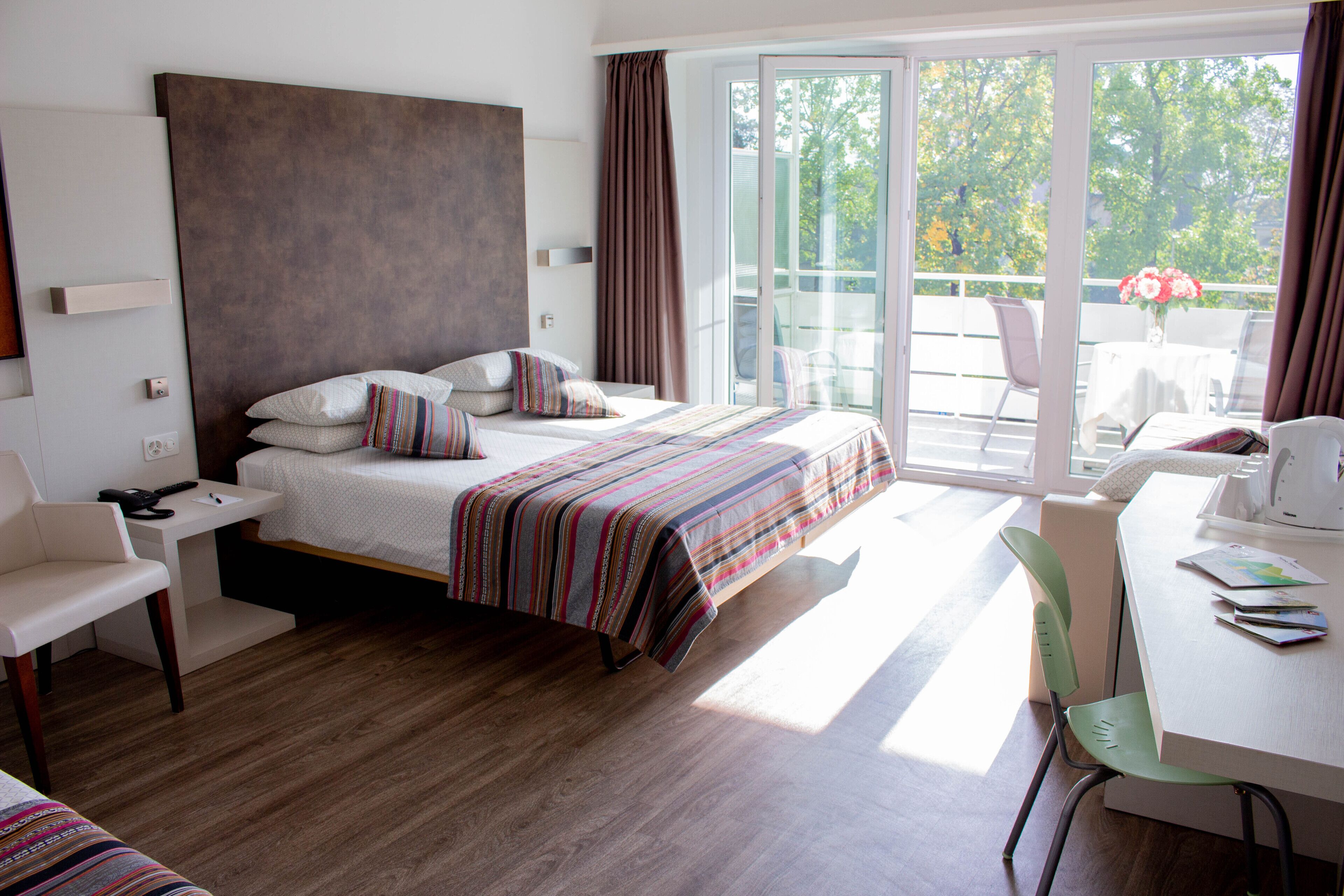 Vierbettzimmer, Balkon | Minibar, Schreibtisch, Verdunkelungsvorhänge, kostenloses WLAN