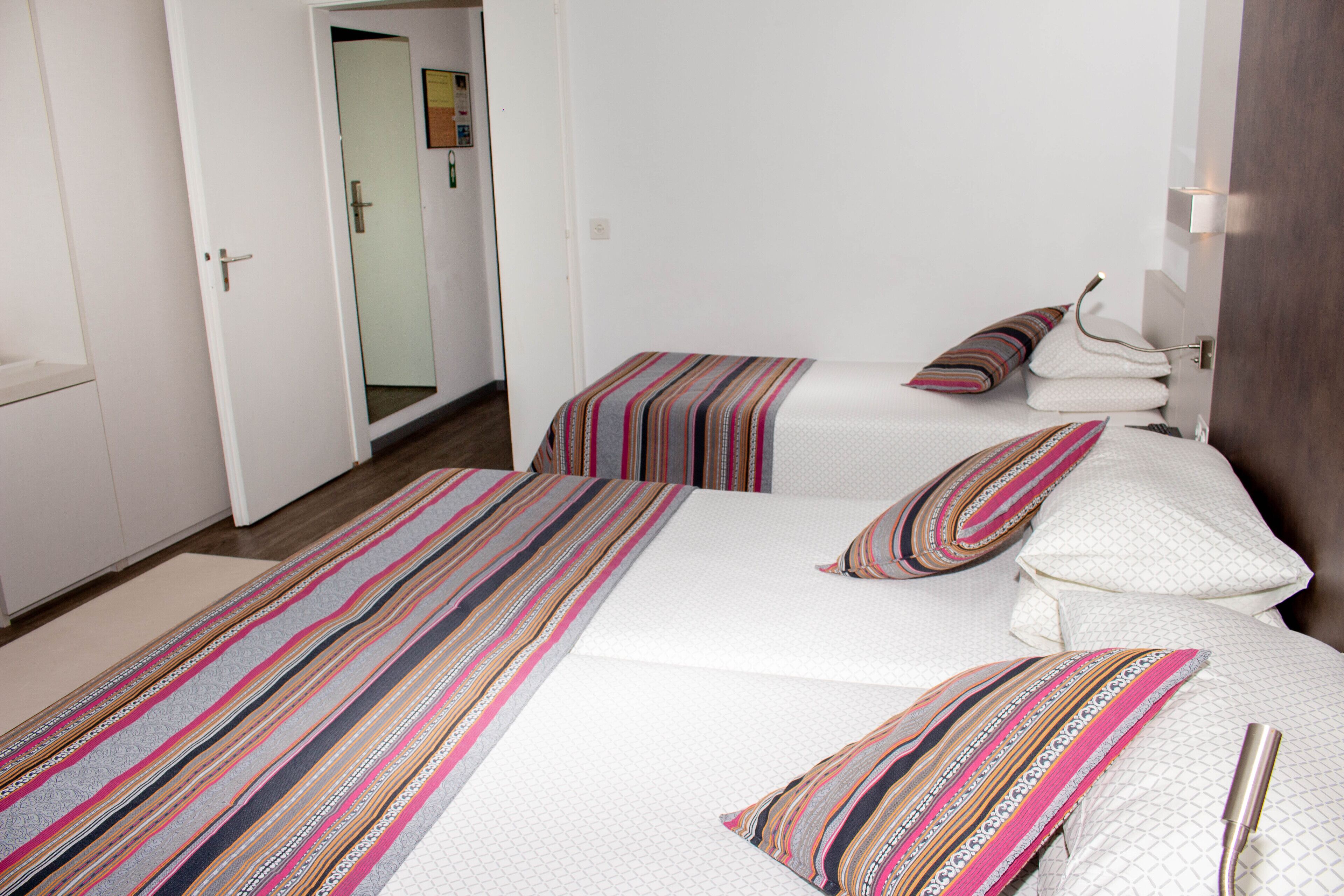 Dreibettzimmer, Balkon | Minibar, Schreibtisch, Verdunkelungsvorhänge, kostenloses WLAN