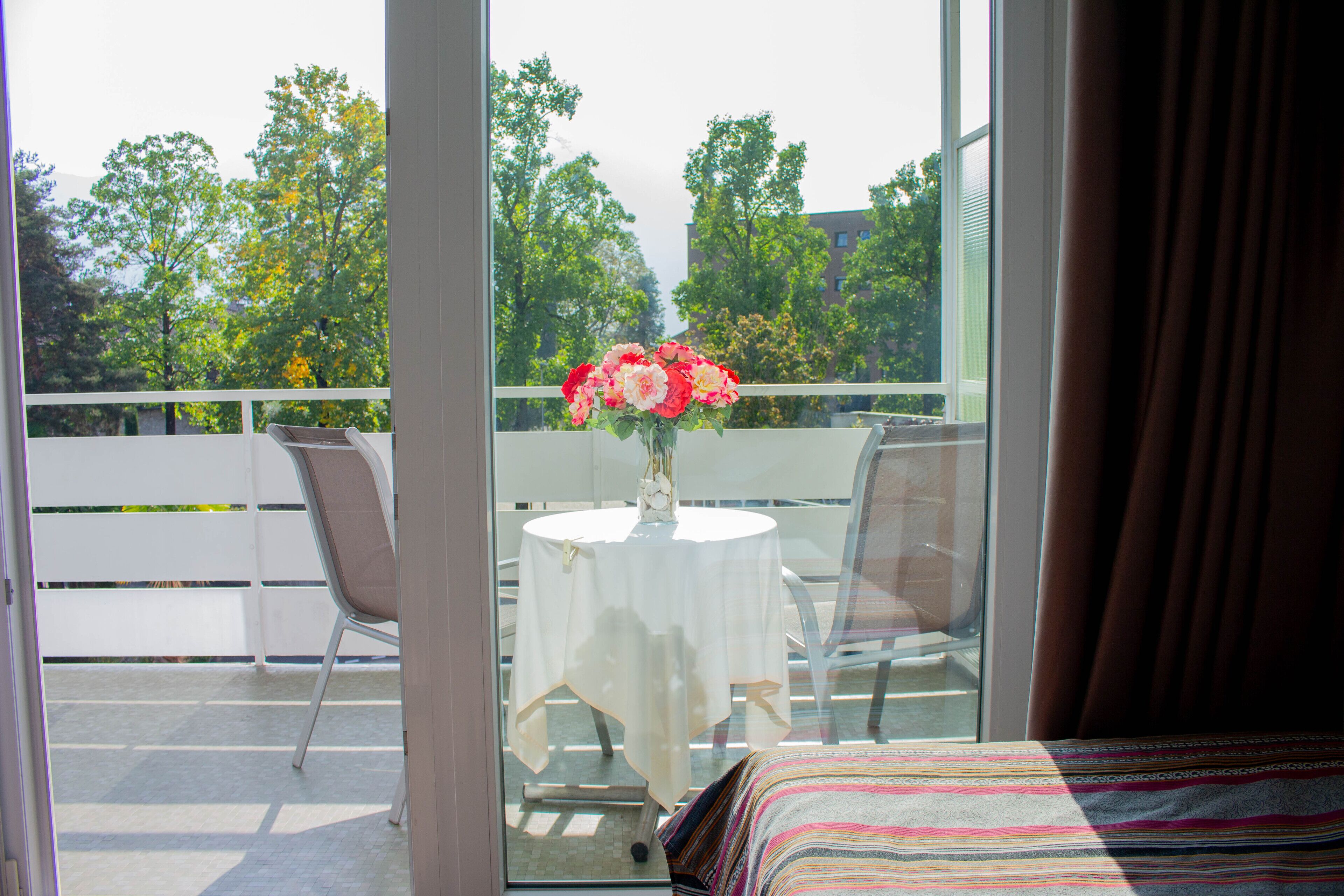 Værelse til 4 personer - balkon | Minibar, skrivebord, mørklægningsgardiner, gratis Wi-Fi