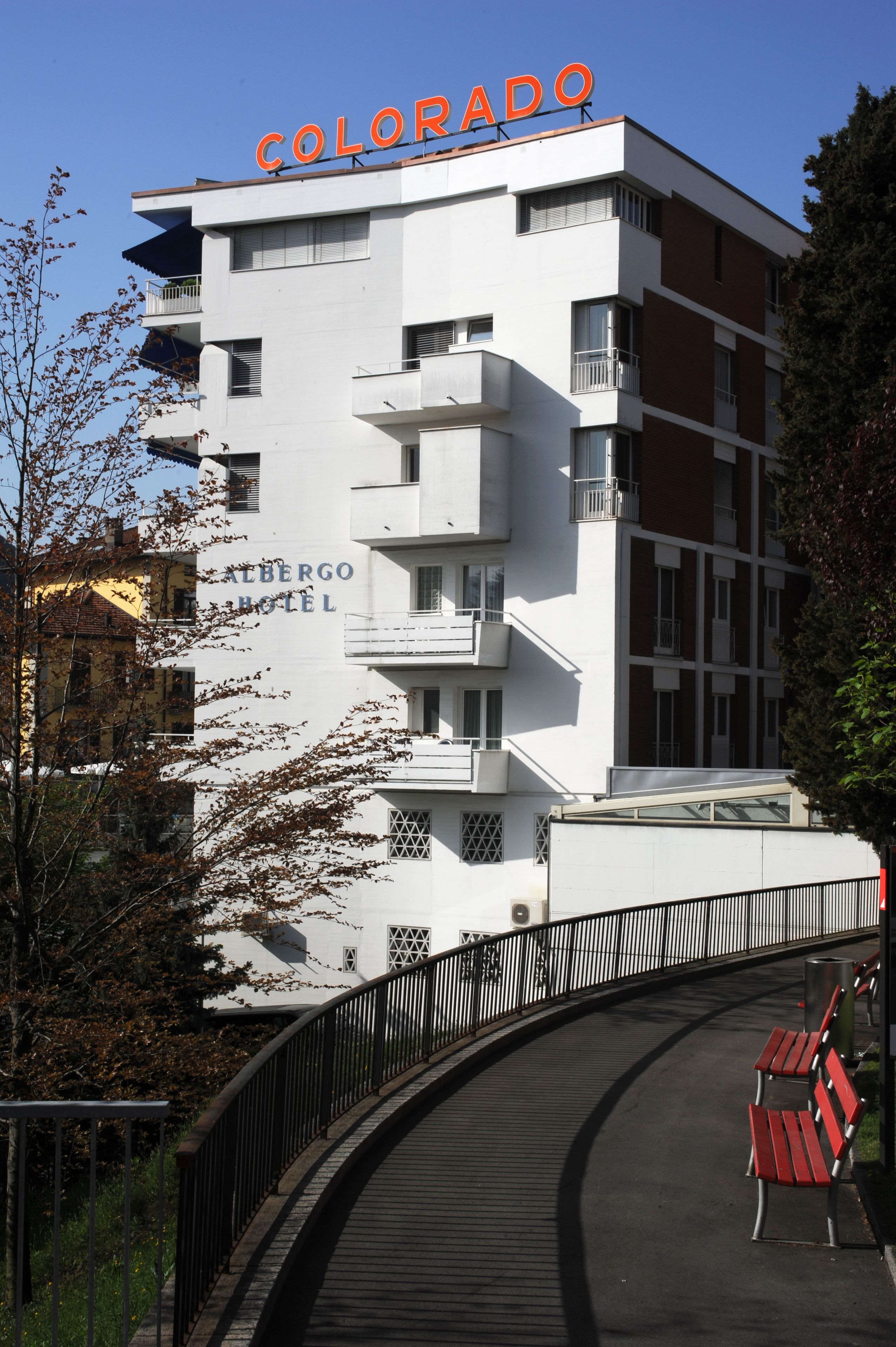 Un hotel de varios pisos con balcones y un letrero que dice 'COLORADO'.
