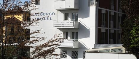 Un hotel de varios pisos con balcones y un letrero que dice 'COLORADO'.