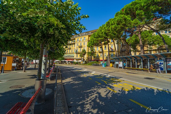 A street with a yellow building labeled "HOTEL ALTERAUO" in the background.