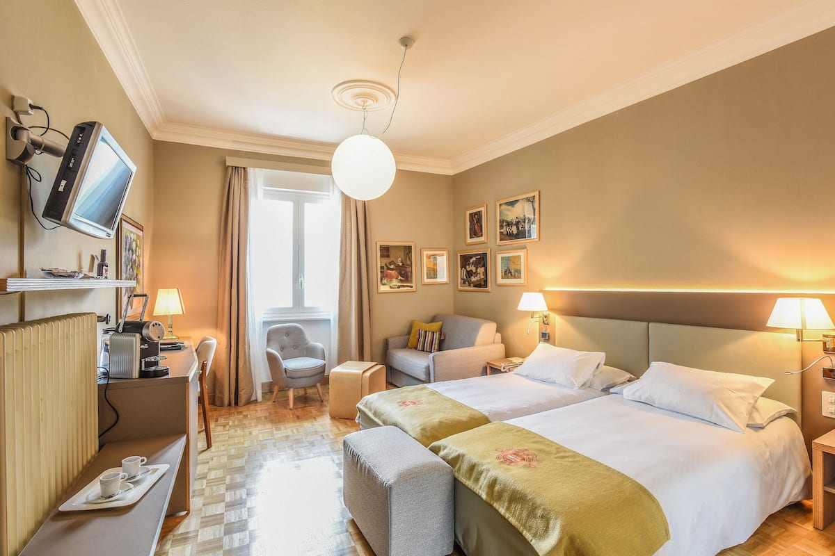 Premium bedding, down comforters, minibar, in-room safe