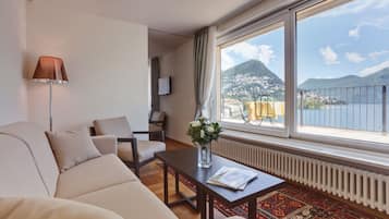 Phòng Suite Junior, 2 phòng ngủ, phòng thông nhau, quang cảnh hồ | Bộ đồ giường cao cấp, chăn bông, minibar, két bảo mật tại phòng