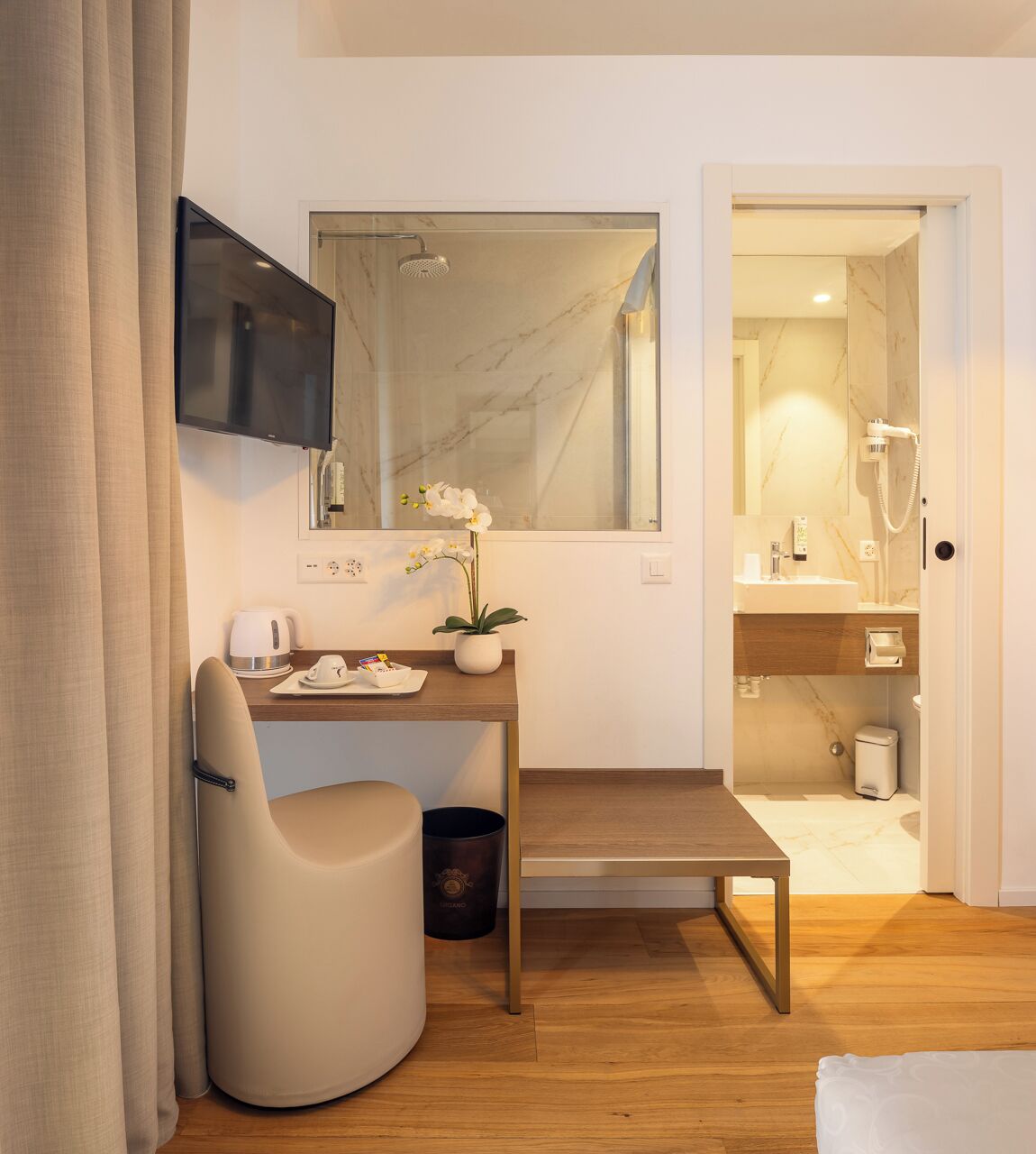 1 bedroom, premium bedding, down duvets, minibar